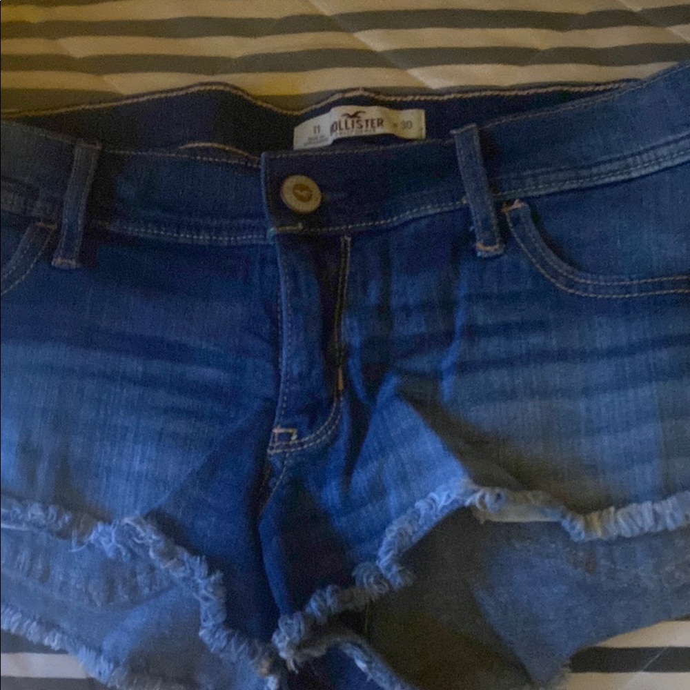 Like BN Hollister Dark Blue Denim Cutoff Shorts
Size 11 Waist 30